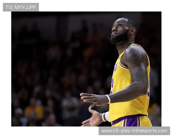 库普梅纳斯中场调度送出手术刀直传，助攻队友单刀破门